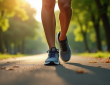 Chaussures de sport marche dans un parc au matin avec montre connectée