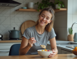 Femme sportive mangeant un bol de fruits au petit déjeuner