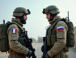 Deux soldats modernes face à face en uniforme français et russe
